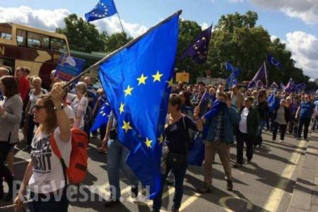 На марш протеста против Brexit в Лондоне вышли тысячи британцев (ФОТО)