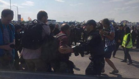 На пункте «Краковец» полиция задержала более ста человек в камуфляжной форме