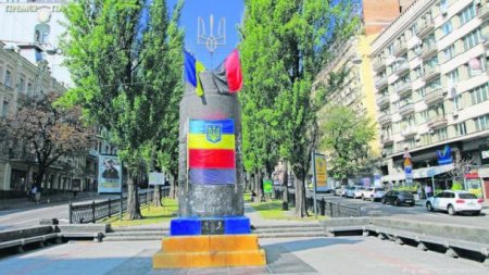 В Киеве памятник Ленину превратили в «мемориал правосеков»