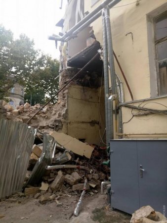 Символично: В центре Одессы развалилось здание финансового департамента