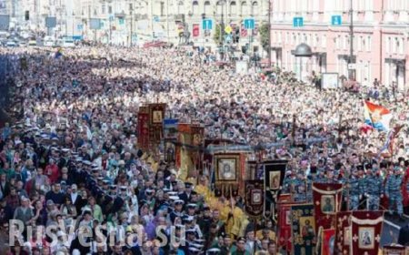 Около 100 тысяч человек прошли крестным ходом по Невскому проспекту