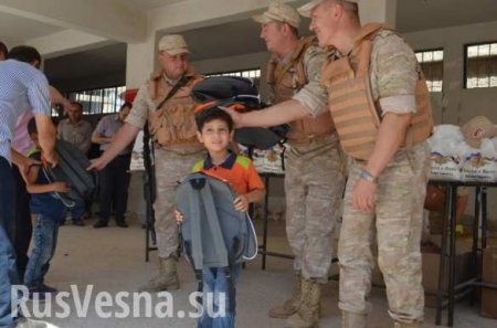 Трогательные кадры: Российские военные и первоклассники Сирии в освобождённом городе — репортаж РВ (ФОТО)