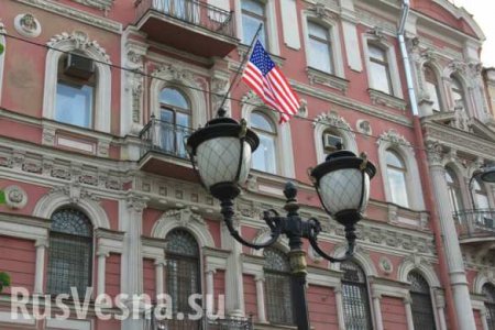 В Петербурге возле генконсульства США ликвидировали нелегальную парковку
