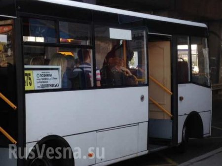 Чем богаты: в Киеве на маршрутку установили межкомнатную дверь (ФОТО, ВИДЕО)