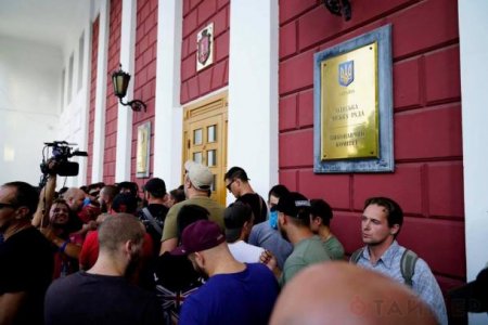 Трагедия с детьми как предлог: националисты штурмуют Одесскую мэрию