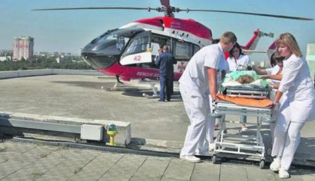 Двигатель прогресса: Из-за разбитых дорог в Киеве провели уникальную доставку пациента вертолётом