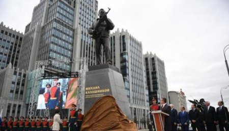 В Москве открыли памятник оружейнику Калашникову
