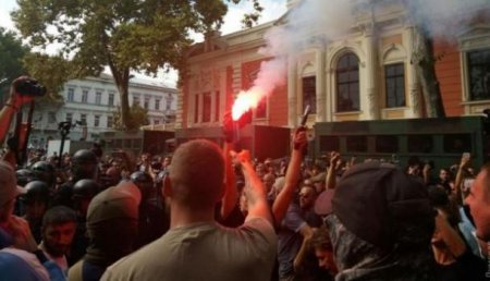 Узри силу Украины!: В Одессе радикалы сорвали сессию горсовета и избили полицейских украинским флагом