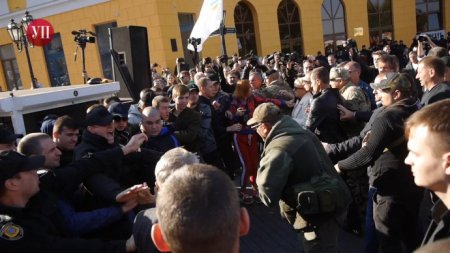 В Одессе подрались сторонники и противники Саакашвили (ФОТО, ВИДЕО 18+)
