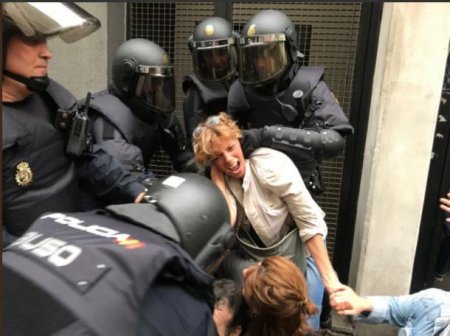 Десятки пострадавших в Каталонии: в соцсетях показали фото избитых