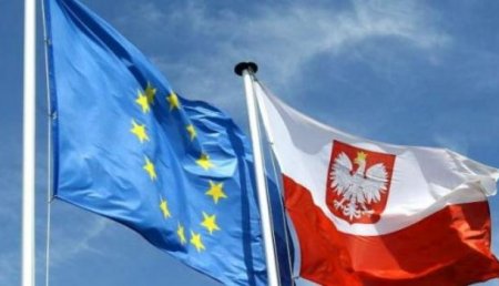 В Польше украинское консульство разрисовали свастикой