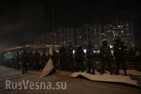 Погром в Киеве: толпа разгромила АЗС, забросала камнями спецназ и надела шину на шею начальнику полиции (ФОТО, ВИДЕО)