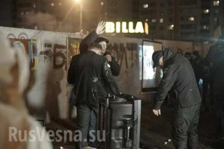Погром в Киеве: толпа разгромила АЗС, забросала камнями спецназ и надела шину на шею начальнику полиции (ФОТО, ВИДЕО)