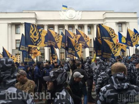 У здания Рады собираются неонацисты: депутаты принимают закон о реинтеграции Донбасса (ФОТО)