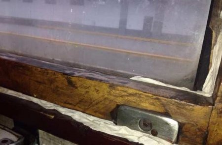Зима близко: В украинских поездах окна начали утеплять туалетной бумагой (ФОТО)