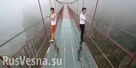 Не для слабонервных: в Китае стеклянный мост начал «трескаться» под ногами туристов (ВИДЕО)