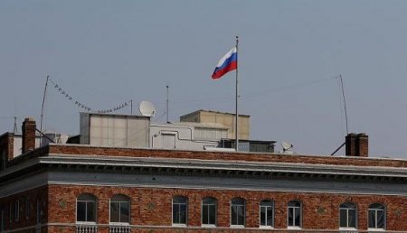 Американской стороне направлен протест после срыва флагов России с дипсобственности
