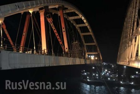 Автодорожная арка Крымского моста поднята на опоры (ФОТО)