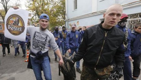 Страна — шапито: В Киеве «патриоты» привели козла под посольство Чехии (ВИДЕО)