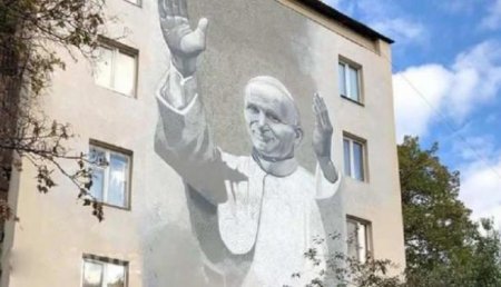В Киеве неонацисты изрисовали свастикой гигантский портрет Папы Римского (ФОТО)
