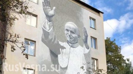 «Польская собачья кровь»: в Киеве осквернили мурал Иоанна Павла II (ФОТО)