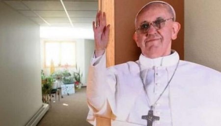В США три пожилые женщины похитили из церкви картонную фигуру Папы Римского
