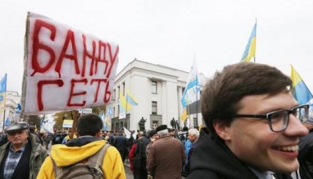 Многострадальный Гончаренко: Митингующие бросили яблоко в одно из окон Рады, возле которого стоял депутат