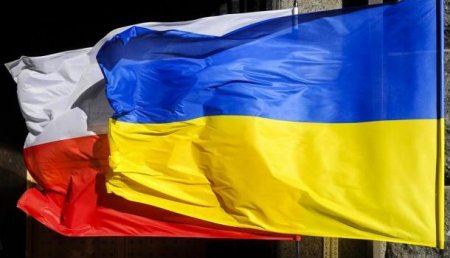 У посольства Польши в Киеве провалился асфальт (ФОТО)