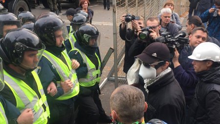 Ситуация под Радой накаляется, протестующие надели белые маски (ФОТО, ВИДЕО)