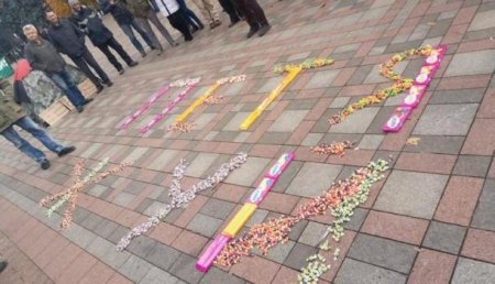 «Петя жуй»: Митингующие выложили послание Порошенко конфетами Roshen