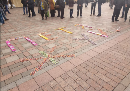 «Петя жуй»: Митингующие выложили послание Порошенко конфетами Roshen