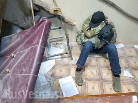 «Пока вы спали, в суде Киева выросли баррикады» — кадры погромов в суде над главарем ОУН (ФОТО)