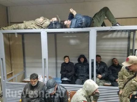 «Пока вы спали, в суде Киева выросли баррикады» — кадры погромов в суде над главарем ОУН (ФОТО)
