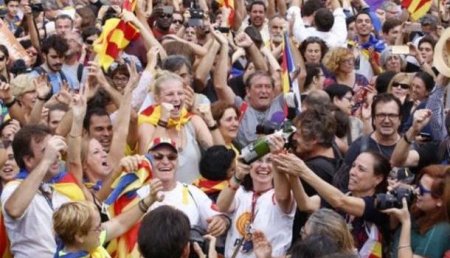 Каталонцы празднуют провозглашение независимости