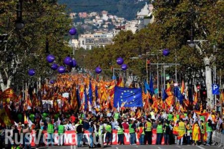 В Барселоне проходит демонстрация в поддержку единства Испании (ФОТО, ВИДЕО)