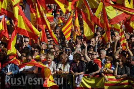 В Барселоне проходит демонстрация в поддержку единства Испании (ФОТО, ВИДЕО)