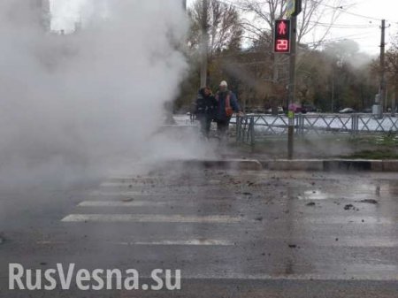 В Киеве кипяток заливает улицу Ушинского (ВИДЕО)