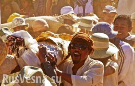 Жителям Мадагаскара запретили танцы с покойниками (ВИДЕО)