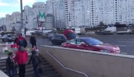 В Киеве пенсионер продавал мёд на автомобиле Tesla