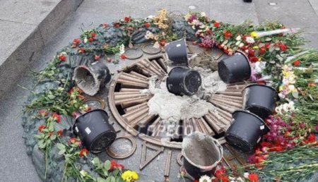 В центре Киева залили цементом Вечный огонь