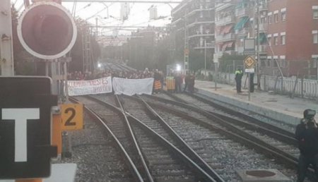 В Каталонии сторонники независимости перекрыли железную дорогу и трассы