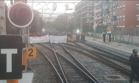 В Каталонии сторонники независимости перекрыли железную дорогу и трассы