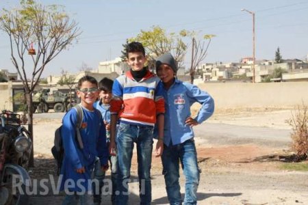 Трогательные кадры: Как освобождённые от боевиков сирийские дети радуются приезду российских военных (ФОТО)