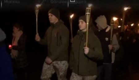 Латышcкие старики и дети провели факельное шествие в память легионеров Ваффен СС