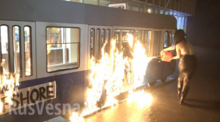В Виннице Femen подожгли «трамвай Порошенко в оффшоры» (ФОТО, ВИДЕО 18+)