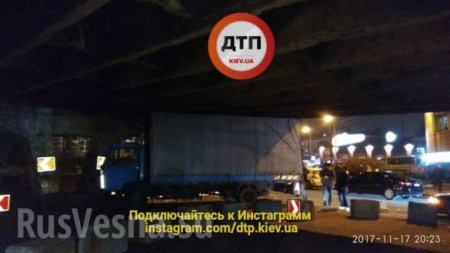 В Киеве под многострадальным Шулявским мостом застрял грузовик (ФОТО)
