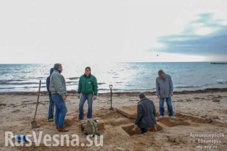 На пляже в Крыму прохожий случайно нашел уникальную древнюю могилу (ФОТО)