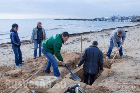 На пляже в Крыму прохожий случайно нашел уникальную древнюю могилу (ФОТО)
