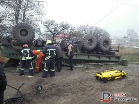В Запорожье перевернулся военный грузовик, погиб солдат