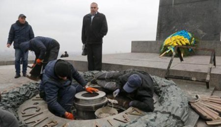 В Киеве Вечный огонь снова залили цементом